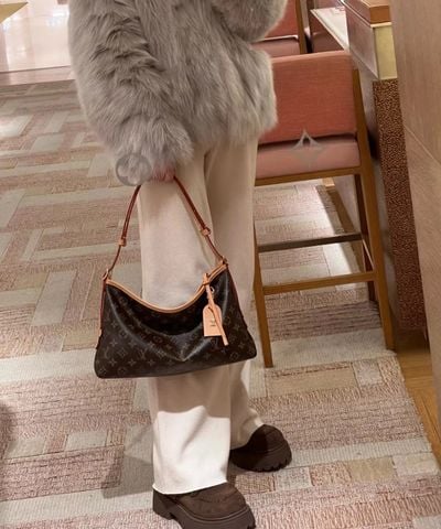 TÚI XÁCH NỮ L V CARRYALL EASTWEST MONOGRAM PHOM THUÔN DÀI THANH LỊCH