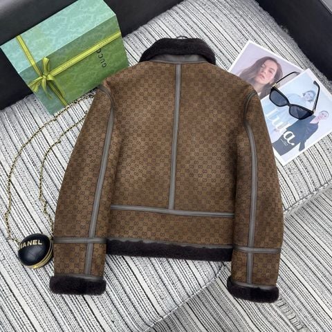 ÁO KHOÁC NỮ GC DA CỪU LÔNG CỪU NGUYÊN TẤM – HOẠ TIẾT DOUBLE G SANG TRỌNG, DÁNG CỔ BẺ ĐẲNG CẤP