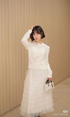 ÁO LEN NỮ DIO PHIÊN BẢN 2025 – HỌA TIẾT OPENWORK, THÊU ONG BIỂU TƯỢNG, TÔNG TRẮNG THANH LỊCH