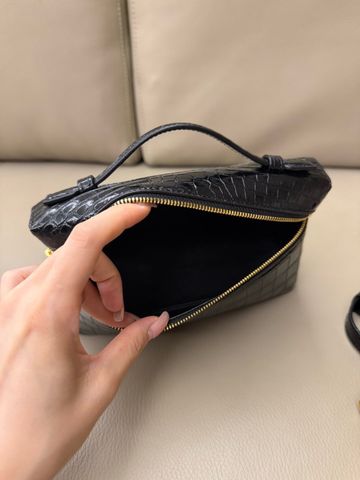 TÚI XÁCH NỮ L P EXTRA POCKET L19 PHIÊN BẢN DA CÁ SẤU NILE PHOM EAST–WEST