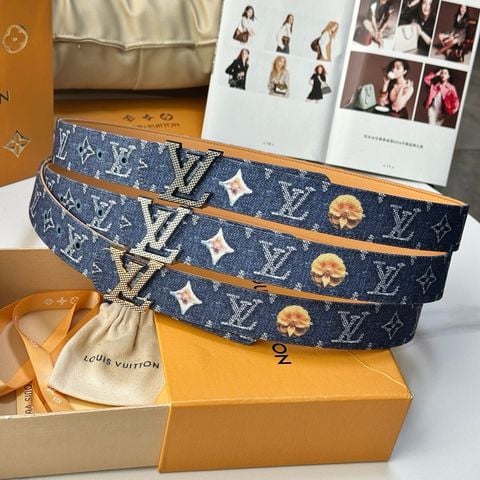 THẮT LƯNG NAM NỮ L V DIMENSION DENIM 35MM – CANVAS DENIM WASHED MONOGRAM, MẶT KHÓA LV TEXTURED