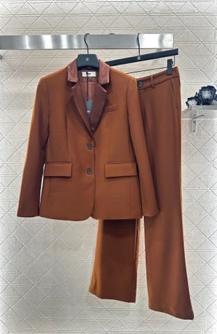 BỘ VEST NỮ FEND DÁNG SUÔNG NÂU CARAMEL, CỔ LẬT PHỐI MÀU