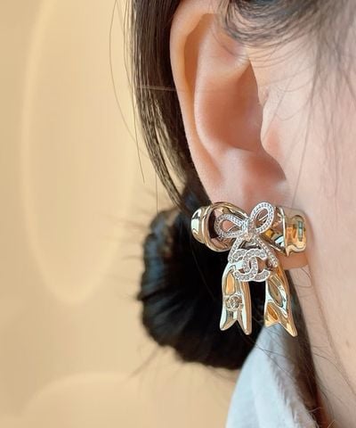 KHUYÊN TAI NỮ C C NƠ RUY BĂNG HAI TÔNG ÁNH KIM ĐÍNH ĐÁ