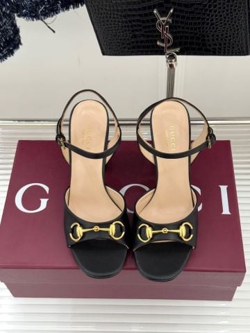 SANDAL CAO GÓT NỮ GC* MŨI CÁ TÍNH – KHÓA MÃ YÊN ÁNH KIM – CAO 9CM