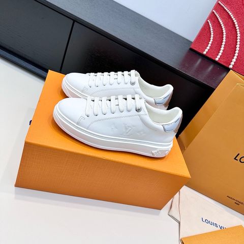 GIÀY SNEAKER NỮ L V TIME OUT VIVIENNE – SMOOTH CALF LEATHER DẬP CHÌM MONOGRAM, CHARM TRANG TRÍ