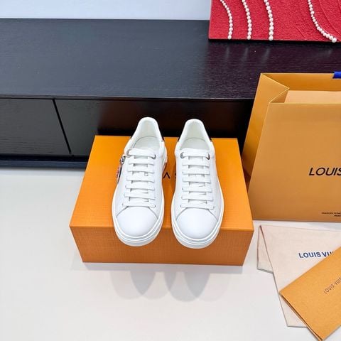 GIÀY SNEAKER NỮ L V TIME OUT VIVIENNE – SMOOTH CALF LEATHER DẬP CHÌM MONOGRAM, CHARM TRANG TRÍ