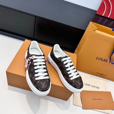 GIÀY SNEAKER NỮ L V MONOGRAM – CẢM HỨNG VIVIENNE WINTER HOLIDAY, CHARM TRANG TRÍ & ĐẾ PLATFORM