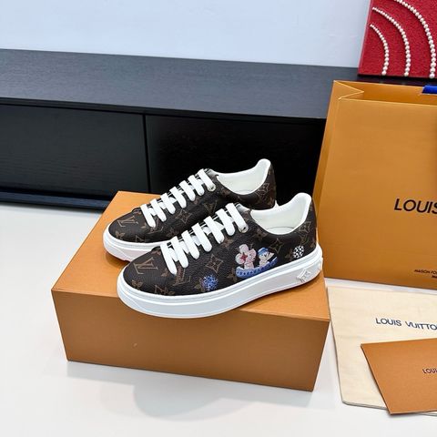 GIÀY SNEAKER NỮ L V MONOGRAM – CẢM HỨNG VIVIENNE WINTER HOLIDAY, CHARM TRANG TRÍ & ĐẾ PLATFORM