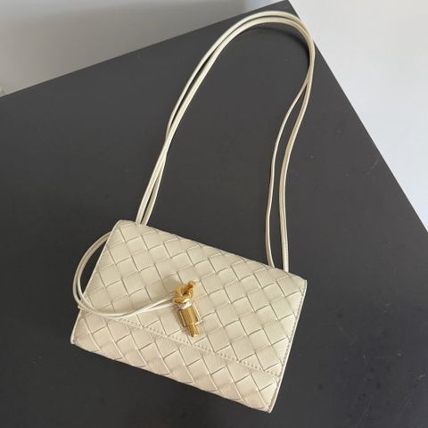 TÚI NỮ BV ANDIAMO POUCH ON STRAP INTRECCIATO KHÓA NÚT THẮT BIỂU TƯỢNG