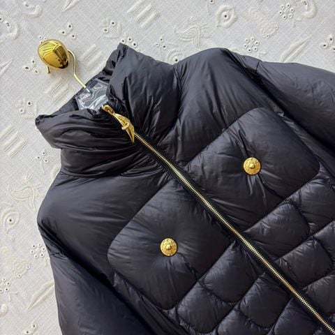 ÁO PHAO NỮ SCH*  – CROPPED CỔ ĐỨNG, ĐEN ÁNH BÓNG – NÚT KIM LOẠI TÔNG VÀNG