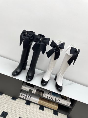 BOOT NỮ CHNEL* CỔ CAO DA BÒ GÓT 8CM – NƠ BẢN LỚN XẾP NẾP CỔ BỐT