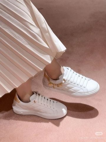 GIÀY SNEAKER NỮ L V TIME OUT MALLETAGE – DA BÊ SMOOTH LEATHER, DÂY XÍCH CHARM MONOGRAM