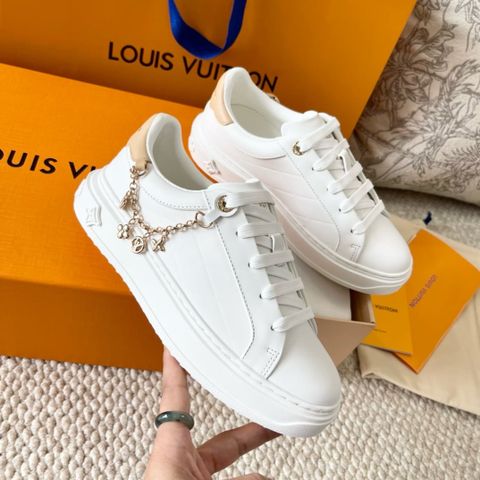 GIÀY SNEAKER NỮ L V TIME OUT MALLETAGE – DA BÊ SMOOTH LEATHER, DÂY XÍCH CHARM MONOGRAM