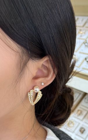 BÔNG TAI NỮ VLTN DÁNG V ĐÍNH ĐÁ & NGỌC TRAI – TINH GỌN MÀ VẪN “NHẬN DIỆN