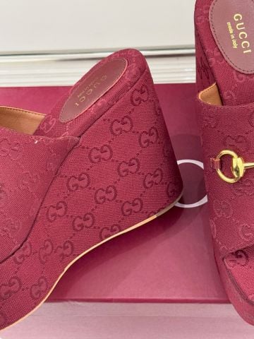 SANDAL CAO GÓT NỮ GC HORSEBIT ĐẾ XUỒNG DÀY – QUAI MONOGRAM, MŨI HỞ TÔN DÁNG 10CM