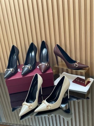 GIÀY CAO GÓT NỮ GC DONNA PUMP DA ĐEN MŨI NHỌN HORSEBIT ÁNH VÀNG GÓT 10.5CM