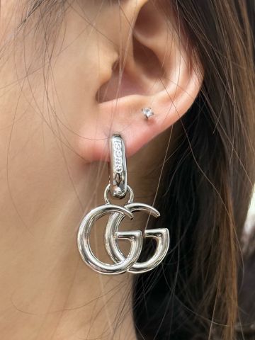 BÔNG TAI NAM NỮ GC DOUBLE G TREO DÁNG HUGGIE