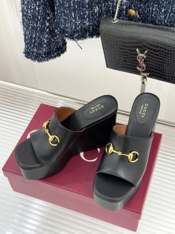 SANDAL CAO GÓT NỮ GC* HORSEBIT DÁNG MULE “FISHMOUTH” ĐẾ ĐỘN 10CM