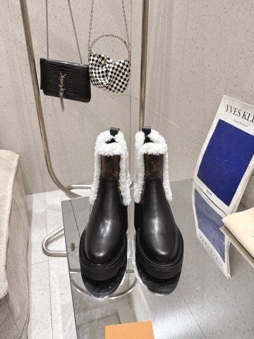 BOOT NỮ L V CHELSEA MONOGRAM VIỀN LÔNG – ĐẾ RĂNG CƯA TẠO PHONG THÁI SANG TRỌNG