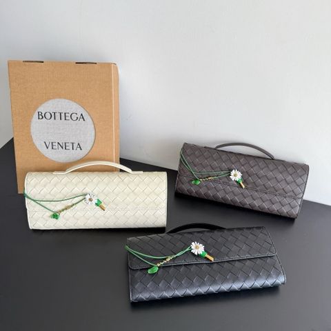 TÚI CẦM TAY NỮ BV ANDIAMO CLUTCH INTRECCIATO KHÓA HOA CÚC NGHỆ THUẬT