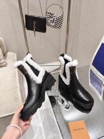 BOOT NỮ L V CHELSEA MONOGRAM VIỀN LÔNG – ĐẾ RĂNG CƯA TẠO PHONG THÁI SANG TRỌNG