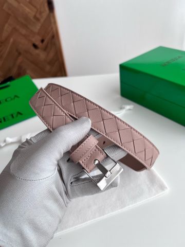 THẮT LƯNG NỮ B V INTRECCIATO 2.5CM – DA BÊ ĐAN THỦ CÔNG, MẶT PIN BUCKLE CỔ ĐIỂN