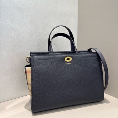TÚI TOTE NỮ B B COTSWOLDS CHECK DA BÊ HẠT PHỐI KẺ KINH ĐIỂN – 2 KÍCH THƯỚC