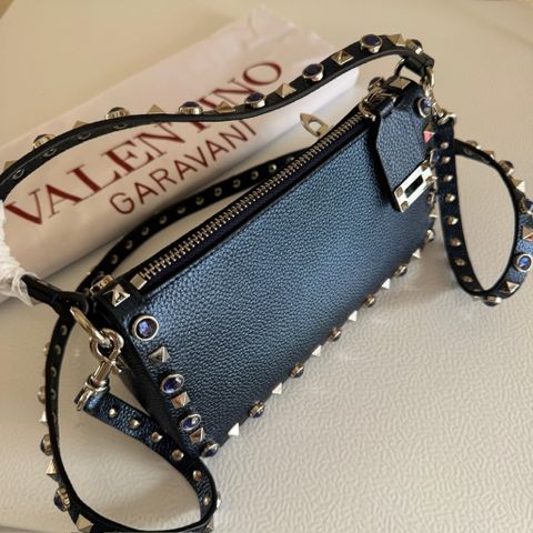TÚI ĐEO VAI/ĐEO CHÉO NỮ V L ROCKSTUD SMALL DA BÊ ÁNH KIM ĐÍNH ĐÁ CABOCHON