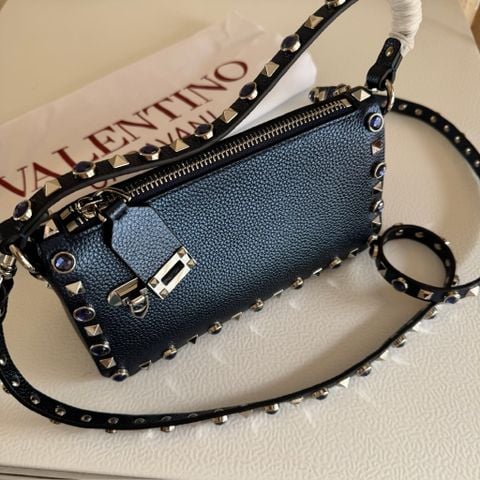 TÚI ĐEO VAI/ĐEO CHÉO NỮ V L ROCKSTUD SMALL DA BÊ ÁNH KIM ĐÍNH ĐÁ CABOCHON