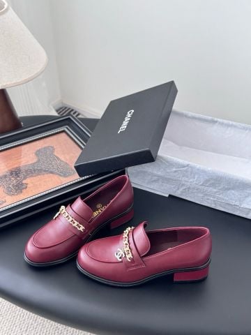GIÀY NỮ CHNEL*  LOAFER DA BÒ BURGUNDY ICONIC CHAIN thanh lịch sang trọng