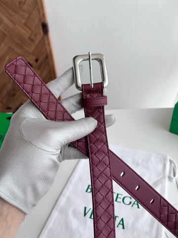 THẮT LƯNG NỮ B V INTRECCIATO WOVEN CALFSKIN 2.5CM – DÁNG MẢNH WINE RED, KHÓA PIN BUCKLE VINTAGE