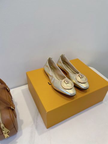 GIÀY NỮ LV BALLET GOLD METALLIC – MŨI VUÔNG BO & KHÓA BIỂU TƯỢNG