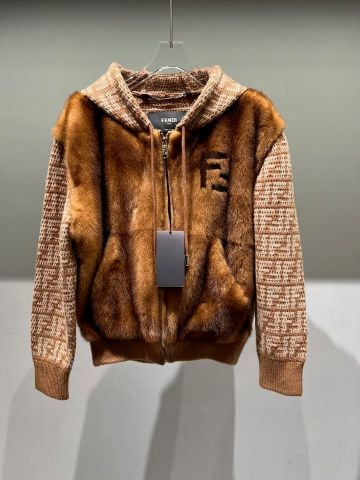 ÁO KHOÁC NỮ FD LÔNG MINK PHỐI DỆT KIM MONOGRAM – HIỆU ỨNG QUIET LUXURY SANG TRỌNG