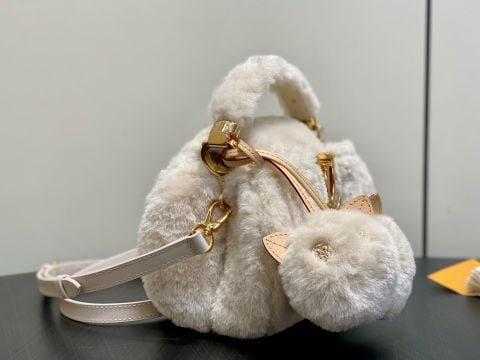 TÚI XÁCH NỮ L V CAPUCINES CAPUSNOW LÔNG CỪU SIÊU MỀM – LOGO KIM LOẠI ÁNH VÀNG & CHARM POMPOM ĐÁNG YÊU