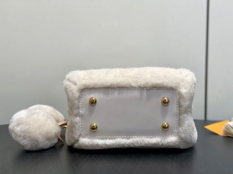 TÚI XÁCH NỮ L V CAPUCINES CAPUSNOW LÔNG CỪU SIÊU MỀM – LOGO KIM LOẠI ÁNH VÀNG & CHARM POMPOM ĐÁNG YÊU