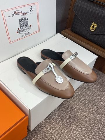 GIÀY NỮ HERM* MULE OZ KELLY BUCKLE PHỐI MÀU – DA BÊ & ĐẾ DA Ý