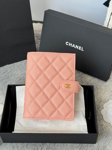VÍ UNISEX CHAN* PASSPORT ĐA NĂNG DA HẠT/DA LÌ – QUILTED ĐEN, NẮP GẬP THANH LỊCH