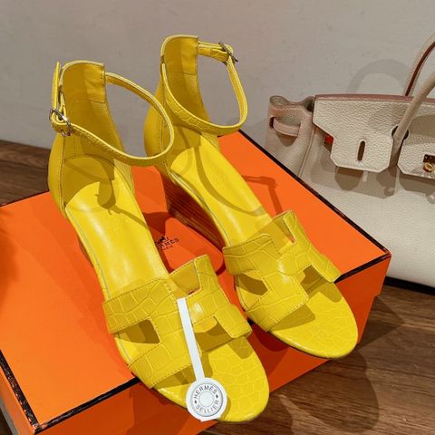 SANDAL CAO GÓT NỮ HERM* GÓT KÍNH 7CM DA VÂN CÁ SẤU MÀU CỰC SANG
