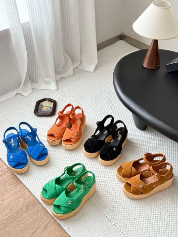 SANDAL ĐẾ XUỒNG NỮ C N L DA CỪU SUEDE CHẦN QUẢ TRÁM, ĐẾ CÓI 7 CM