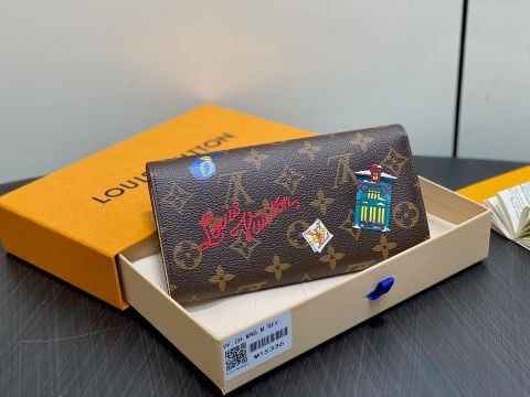 VÍ DÀI NỮ L V SARAH WALLET MONOGRAM HOLIDAY VIVIENNE – NÚT HOA SIGNATURE ĐÁNG YÊU