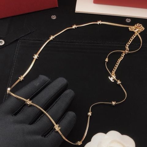DÂY CHUYỀN NỮ C N DÁNG SWEATER CHAIN – 16 CHARM HOA & LOGO MINI