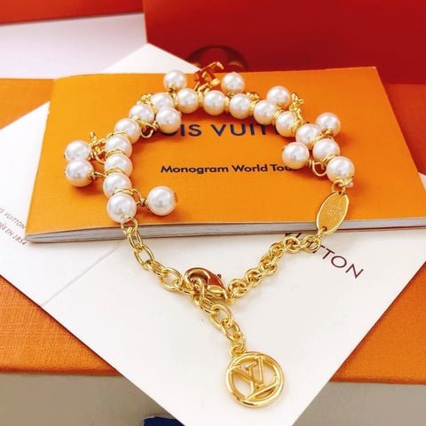 VÒNG TAY NỮ L V CHARM NGỌC TRAI TREO – DÂY XÍCH THANH MẢNH PHỐI LOGO NỔI BẬT