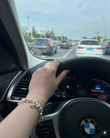VÒNG TAY NỮ L V CHARM NGỌC TRAI TREO – DÂY XÍCH THANH MẢNH PHỐI LOGO NỔI BẬT