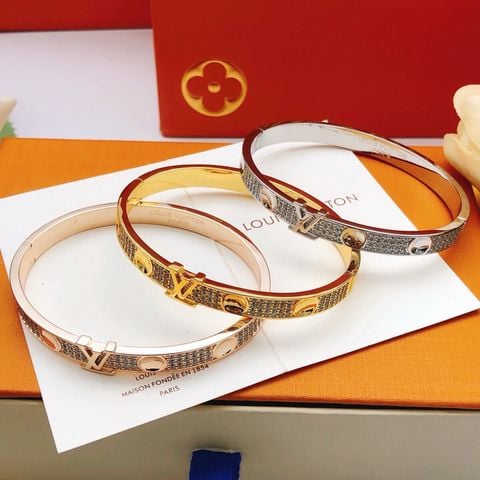 VÒNG TAY NỮ L V ĐÍNH ĐÁ FULL BẢN – CHI TIẾT LOGO NỔI SANG TRỌNG
