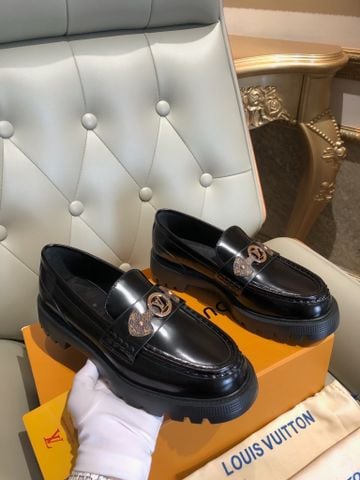 GIÀY LOAFER NỮ L V ĐAI DA PHỐI KHOÁ KIM LOẠI PHOM CỔ ĐIỂN DA BÓNG MỜ NÂNG CHIỀU CAO 3–4CM