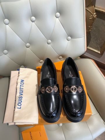 GIÀY LOAFER NỮ L V ĐAI DA PHỐI KHOÁ KIM LOẠI PHOM CỔ ĐIỂN DA BÓNG MỜ NÂNG CHIỀU CAO 3–4CM