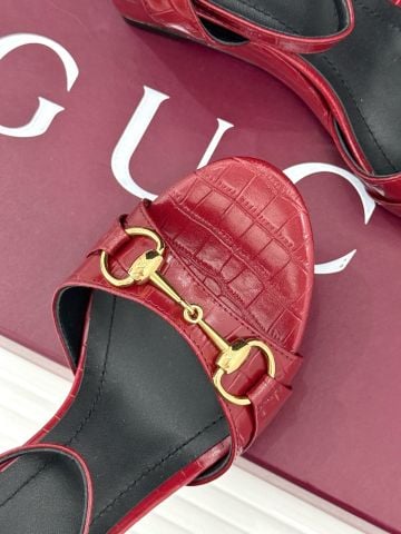 SANDAL ĐẾ XUỒNG G C HORSEBIT – DA DẬP VÂN CÁ SẤU – GÓT 8CM