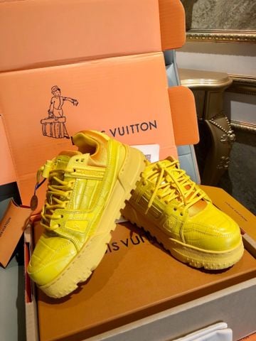 GIÀY SNEAKER NAM NỮ L V TRAINER MAXI DA VÂN CÁ SẤU DẬP NỔI ĐẾ DÀY 4CM PHOM “STATEMENT