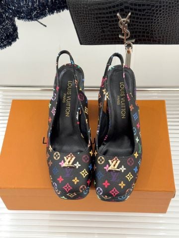 GIÀY CAO GÓT NỮ L V MONOGRAM CỔ ĐIỂN – LOGO V KIM LOẠI – GÓT 11CM, ĐẾ 2CM