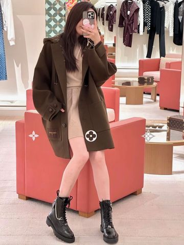 GIÀY BOOTS NỮ LV* DISTRICT RANGER 25FW – DÂY BUỘC, ZIP BÊN, CHAIN CHARM